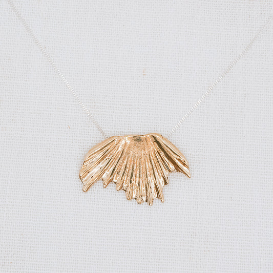 APHRODITE’S SCALLOP BRASS PENDANT NECKLACE