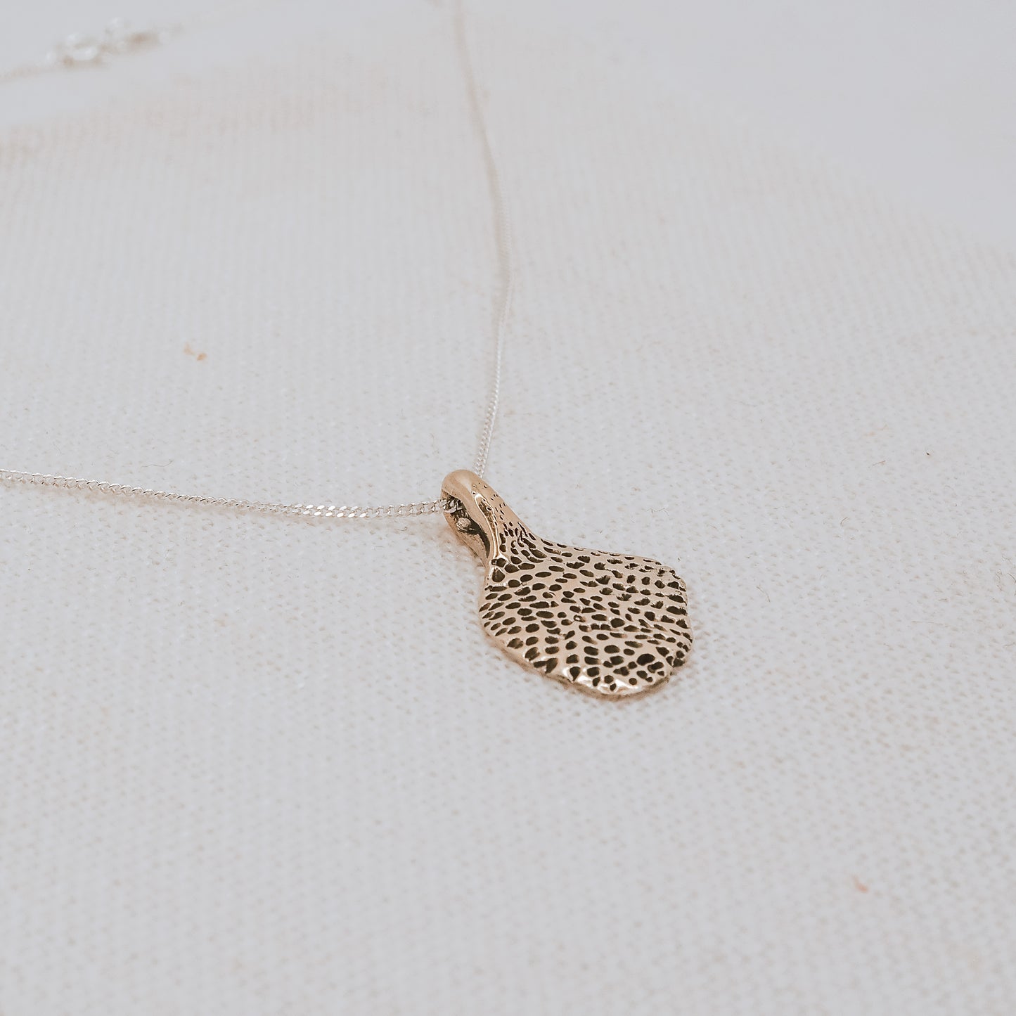 CARDI BRASS PENDANT NECKLACE