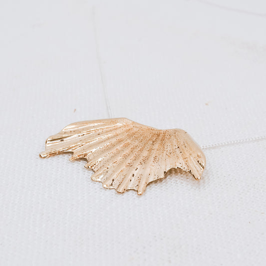 APHRODITE’S SCALLOP BRASS PENDANT NECKLACE