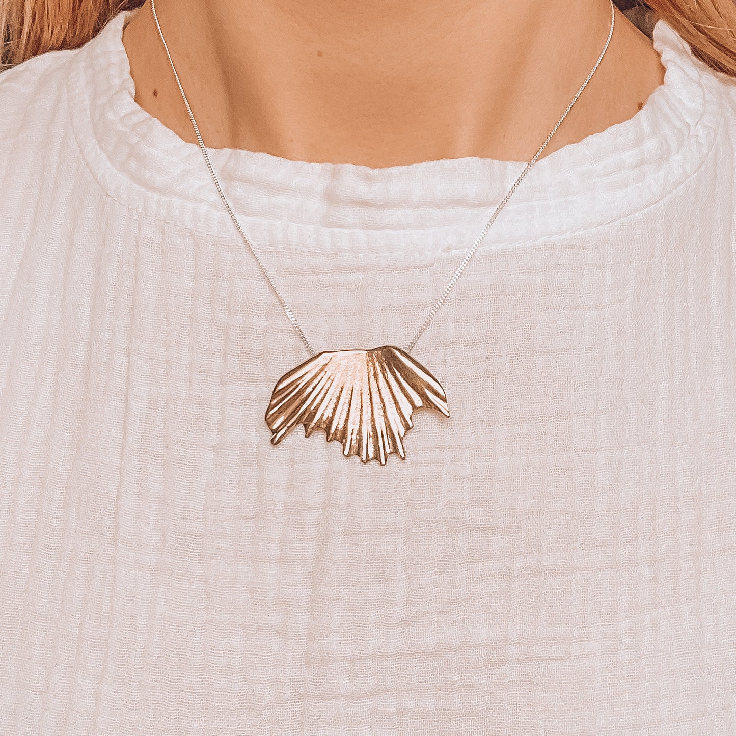 APHRODITE’S SCALLOP BRASS PENDANT NECKLACE